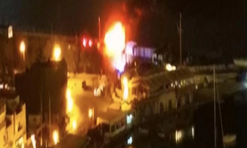 Μικρολίμανο: Καίγεται σκάφος σε ανοικτό πάρκινγκ (βίντεο)